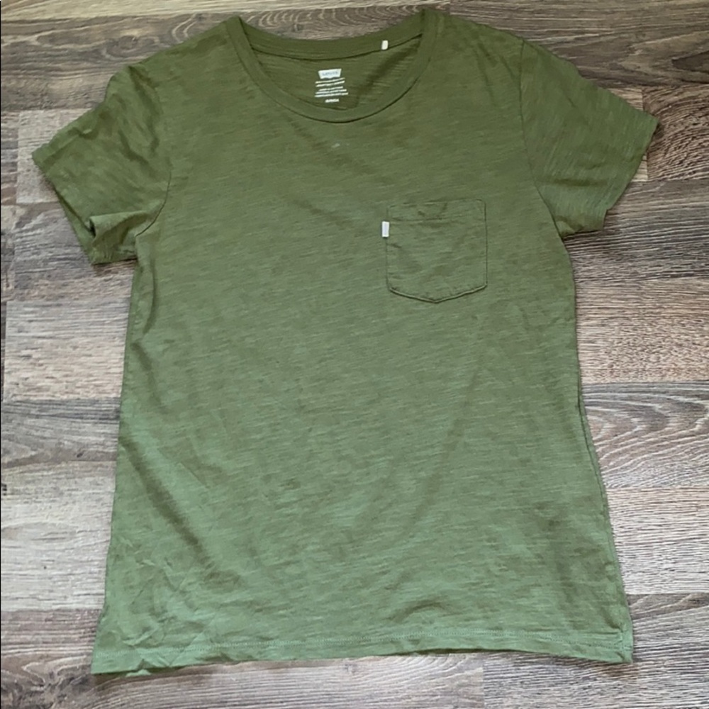 Levi’s tshirt